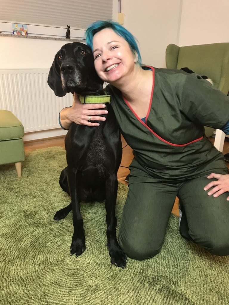 Pasja masaža z Bredo. Falko je užival. Pasja masaža z Bredo. Falko je užival.