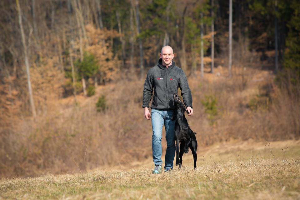 Kako privarčevati čas pri vzgoji psa: Jure in Falko pri vaji poleg Kako privarčevati čas pri vzgoji psa: Jure in Falko pri vaji poleg